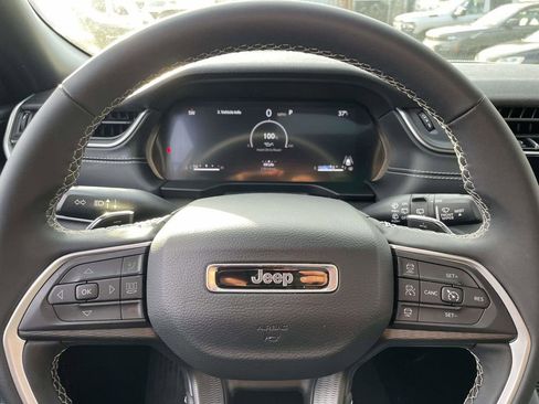 Used 2025 Jeep Grand Cherokee Laredo X image 34