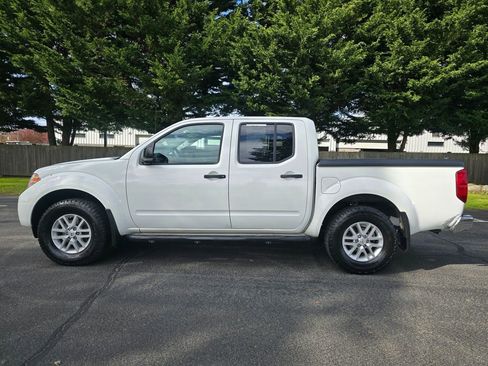 Used 2017 Nissan Frontier SV image 3
