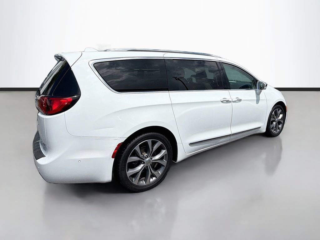 Used 2018 Chrysler Pacifica Limited w/ Tire & Wheel Group FWD image 5