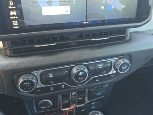 Used 2024 Jeep Gladiator Overland AWD/4WD image 8