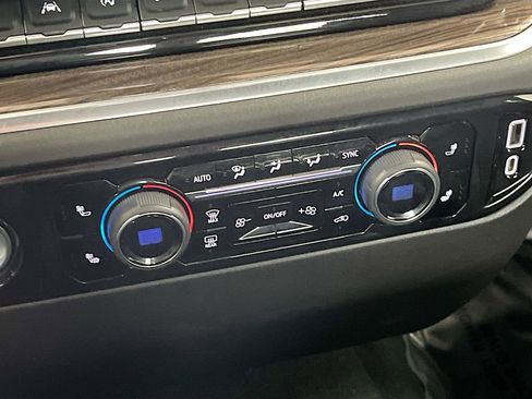 Used 2022 Chevrolet Silverado 1500 LT AWD/4WD image 16