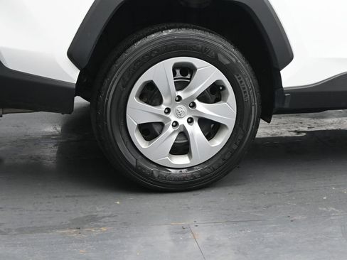 Used 2021 Toyota RAV4 LE image 10