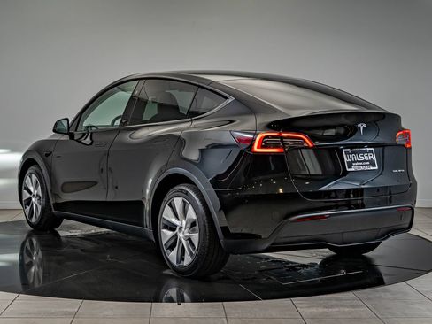 Used 2024 Tesla Model Y Long Range AWD/4WD image 7