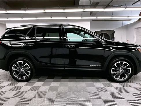 Used 2024 GMC Terrain SLT AWD/4WD image 16