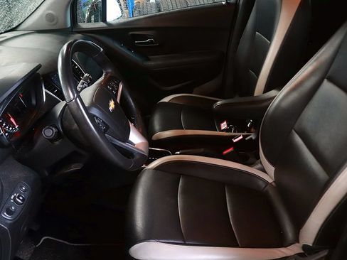 Used 2018 Chevrolet Trax Premier w/ Midnight Edition AWD/4WD image 12