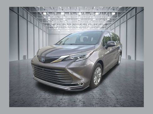 Used 2023 Toyota Sienna Platinum AWD/4WD image 1