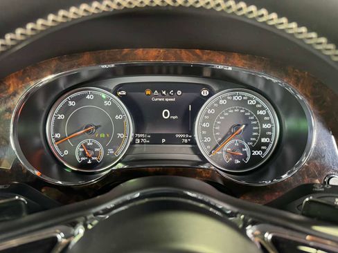 Used 2018 Bentley Bentayga image 22