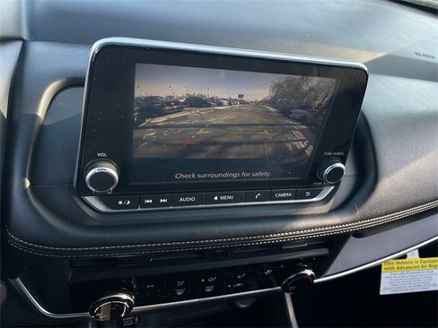 Used 2025 Nissan Rogue S image 16