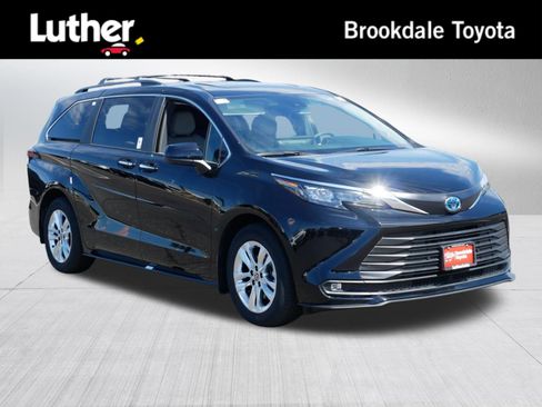 Used 2025 Toyota Sienna XLE w/ XLE Plus Package AWD/4WD image 1