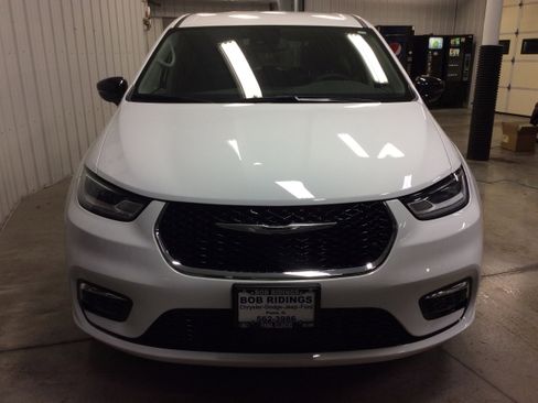 Used 2024 Chrysler Pacifica Touring-L image 9