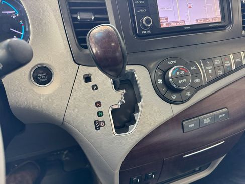 Used 2014 Toyota Sienna XLE w/ Entertainment Package image 32