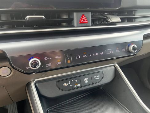 Used 2025 Kia Carnival FWD image 17