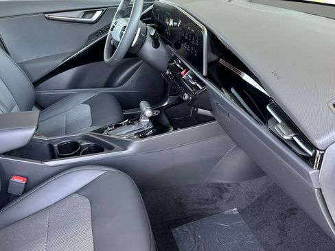 New 2026 Kia Niro EX FWD image 16