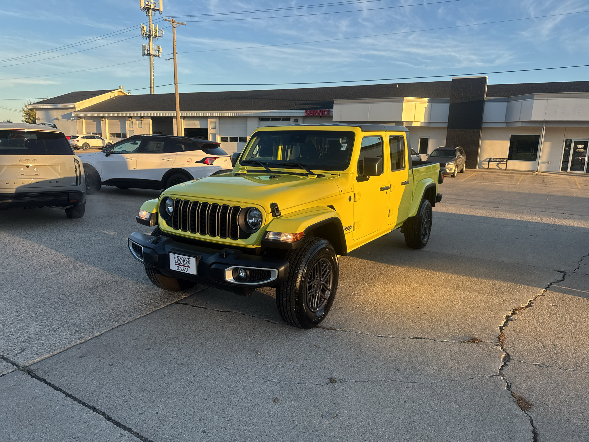 Used 2024 Jeep Gladiator Sport AWD/4WD image 2