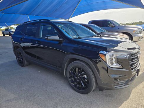 Used 2023 GMC Terrain SLE w/ Driver Convenience Package FWD image 2