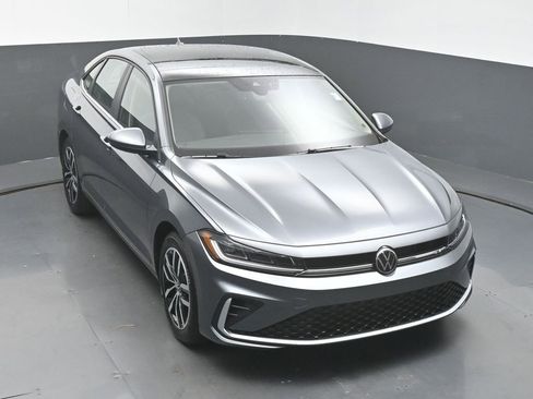 Used 2025 Volkswagen Jetta SE image 41