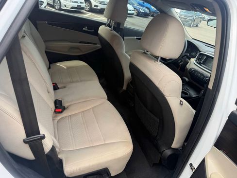 Used 2019 Kia Sorento FWD image 16