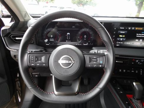 Certified 2025 Nissan Kicks SR image 32