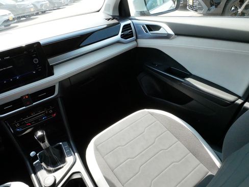 Used 2025 Volkswagen Taos SE w/ Panoramic Sunroof Package AWD/4WD image 11