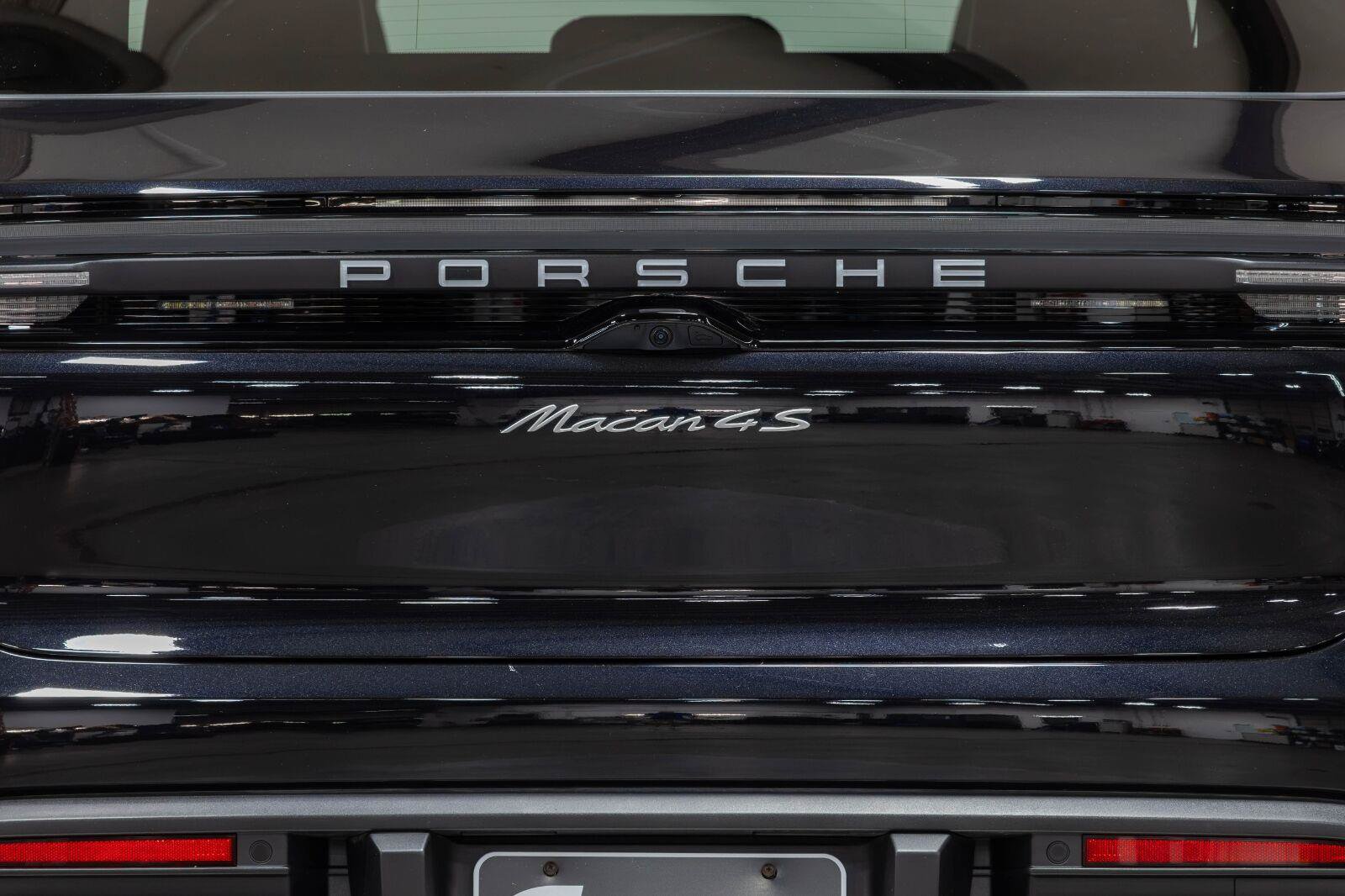Used 2025 Porsche Macan 4S Electric AWD/4WD image 18