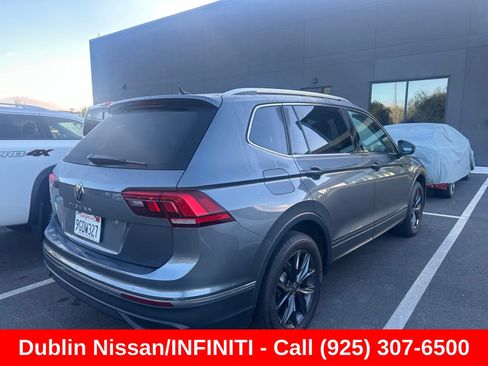 Used 2023 Volkswagen Tiguan SE w/ Panoramic Sunroof Package FWD image 3