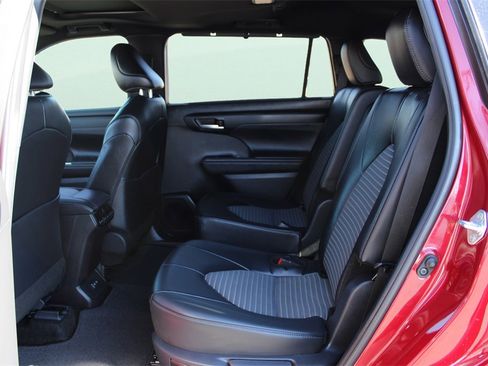 Used 2025 Toyota Highlander XSE image 16