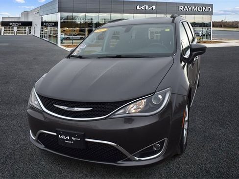 Used 2017 Chrysler Pacifica Touring-L w/ Tire & Wheel Group image 7