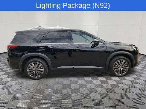 Used 2023 Nissan Pathfinder SL w/ SL Premium Package FWD image 4
