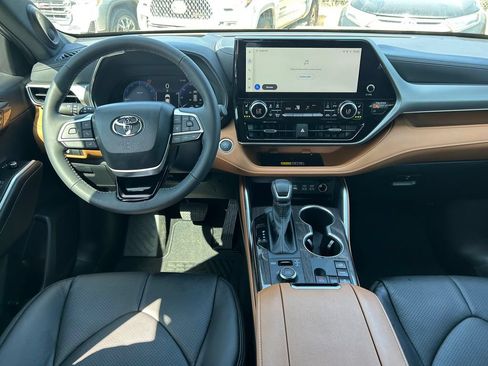 Used 2026 Toyota Highlander Platinum AWD/4WD image 19