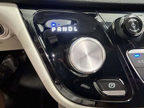 Used 2023 Chrysler Pacifica Touring-L FWD image 19