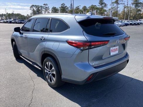 Certified 2023 Toyota Highlander XLE image 3