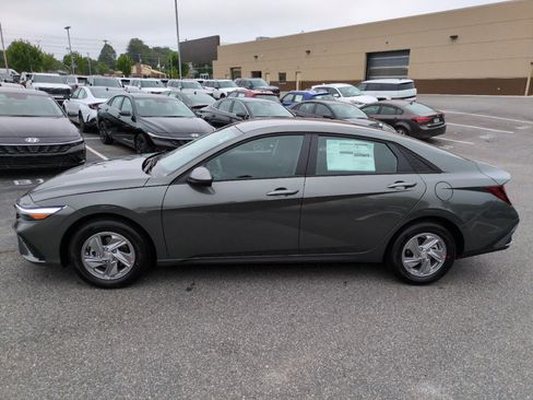 New 2026 Hyundai Elantra SE FWD image 4