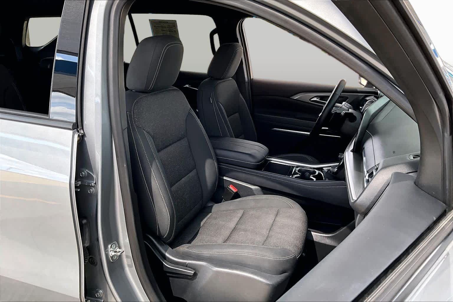 Used 2025 Chevrolet Traverse LT FWD image 9