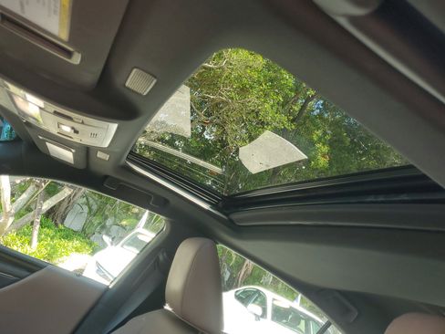 Certified 2022 Lexus ES 300h w/ Premium Package image 20