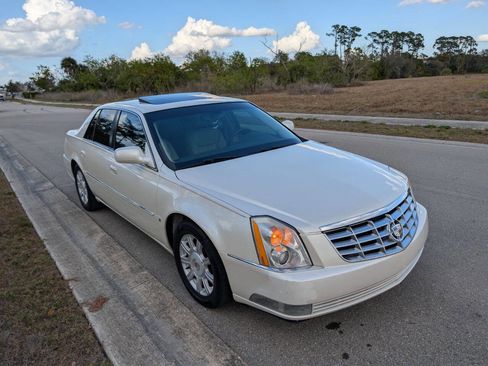Used 2008 Cadillac DTS Luxury I w/ Sun And Sound Package image 4