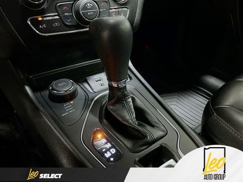 Used 2019 Jeep Cherokee Latitude Plus w/ Comfort/Convenience Group image 16