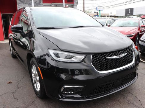 Used 2023 Chrysler Pacifica Touring-L image 7