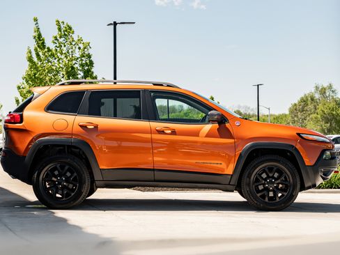 Used 2016 Jeep Cherokee Trailhawk w/ Comfort/Convenience Group AWD/4WD image 3