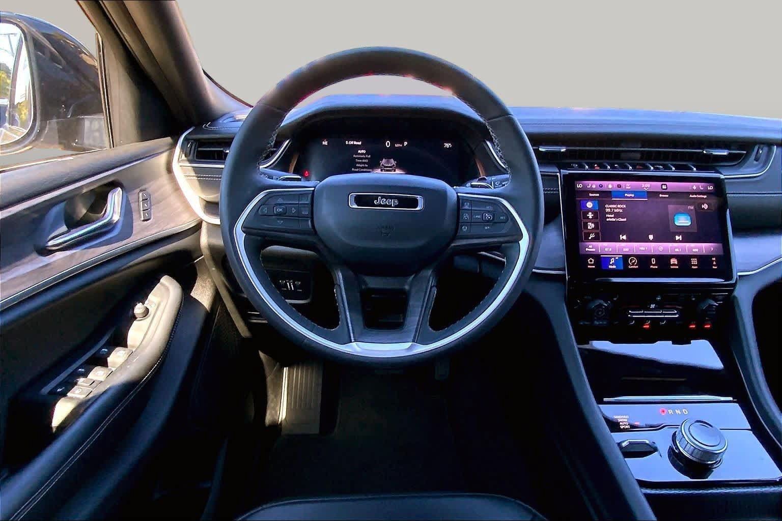 Used 2025 Jeep Grand Cherokee Limited w/ Black Appearance Package AWD/4WD image 6