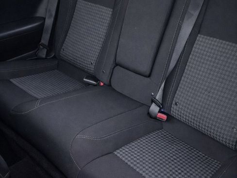 Used 2018 Dodge Challenger SXT image 8