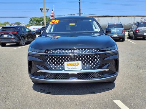 Used 2025 Lincoln Nautilus Premier image 2