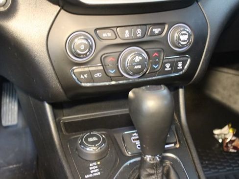 Used 2019 Jeep Cherokee 4WD w/ Comfort & Convenience Group image 21