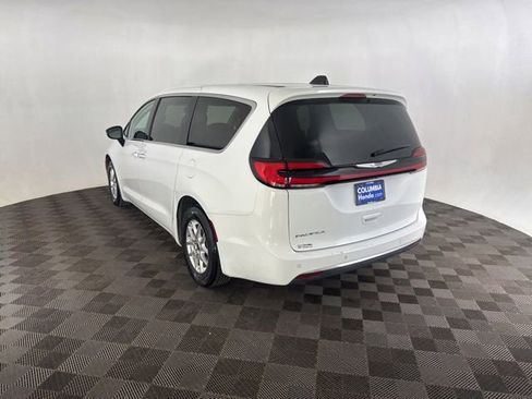 Used 2024 Chrysler Pacifica Touring-L FWD image 9