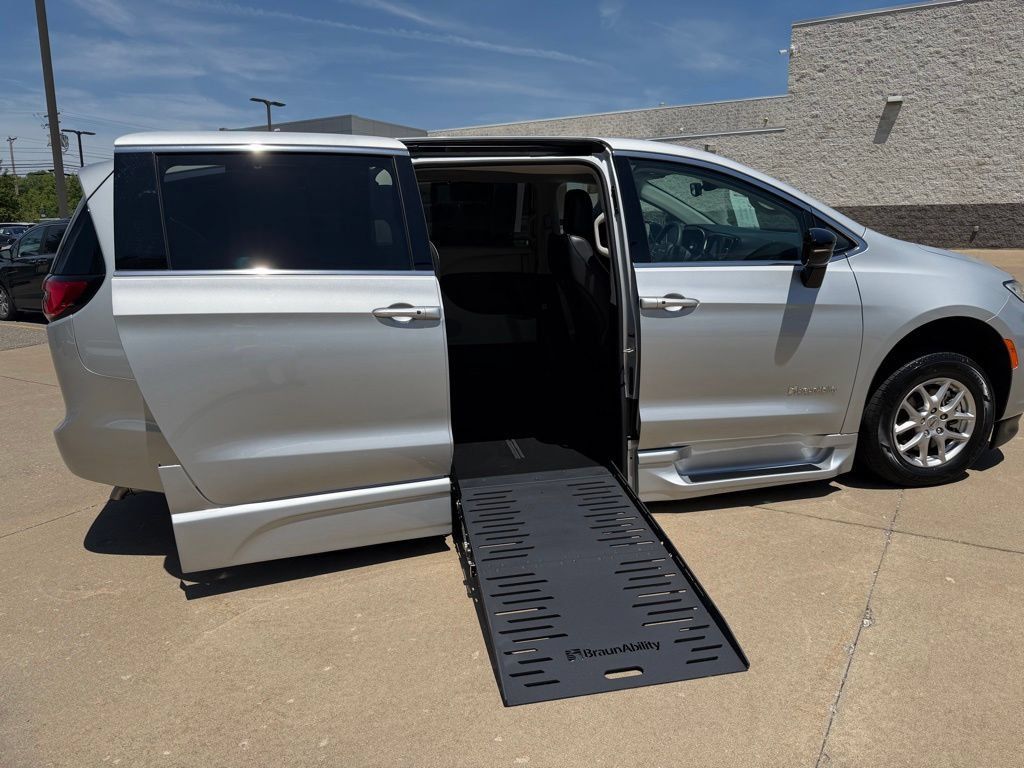 Used 2024 Chrysler Pacifica Touring-L FWD image 25