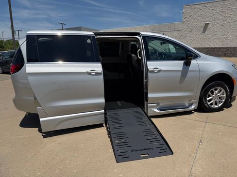 Used 2024 Chrysler Pacifica Touring-L FWD image 25