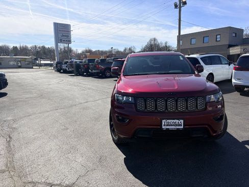 Used 2019 Jeep Grand Cherokee Altitude image 2