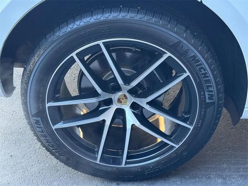 Used 2025 Porsche Macan image 9