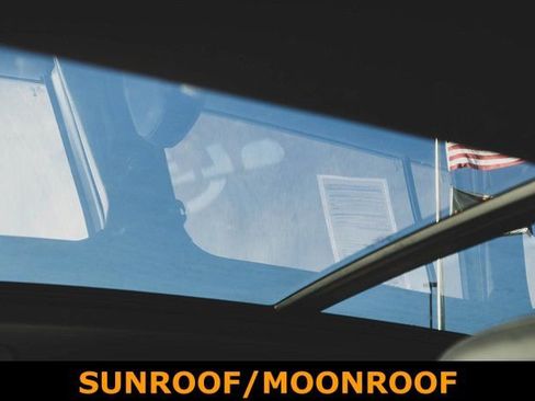 Used 2022 Volkswagen Tiguan SE R-Line image 10