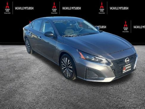 Used 2025 Nissan Altima 2.5 SV FWD image 1