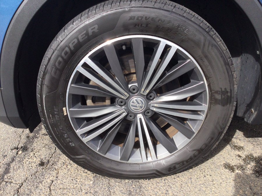Used 2018 Volkswagen Tiguan SEL AWD/4WD image 45